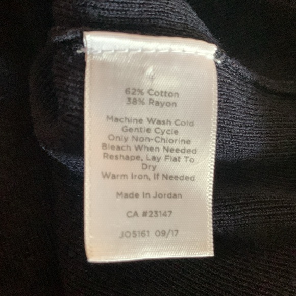 Talbots woman’s navy top size medium - Picture 7 of 8